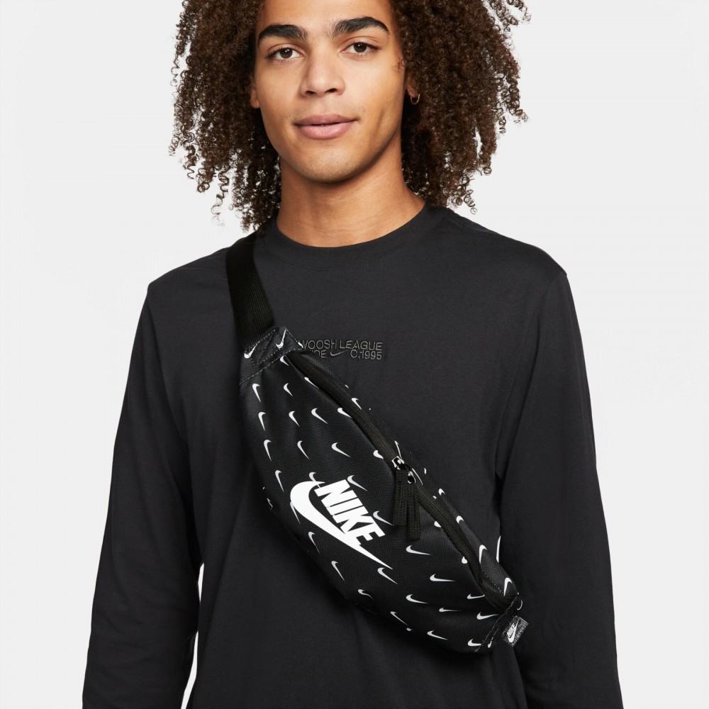 Сумка-бананка на пояс Nike Heritage Waistpack для хранения мелких предметов (DM2161-010)