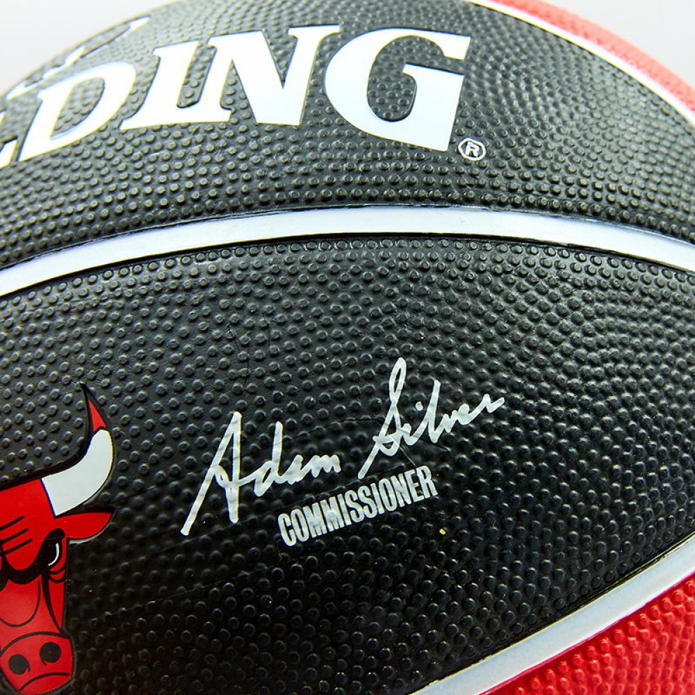 Мяч баскетбольный Spalding NBA Chicago Bulls Outdoor размер 7 резиновый (83503Z)